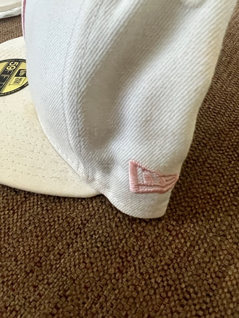 Rare New Era white fitted  Cap with Pink M Embroidered Logo - Picture 2 of 3